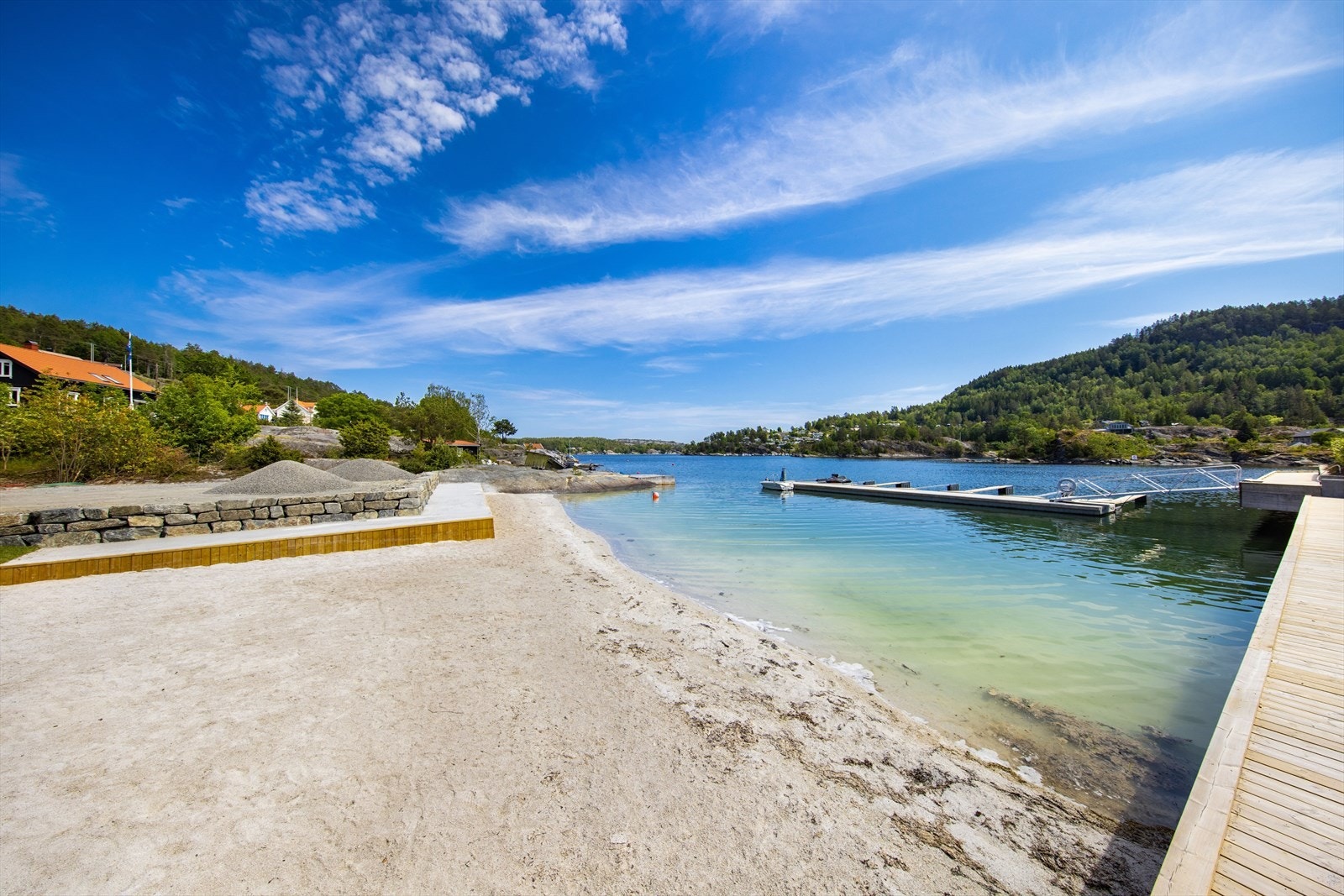 Like ved ligger områdets, barnevennlige sandstrand. Galleribilde