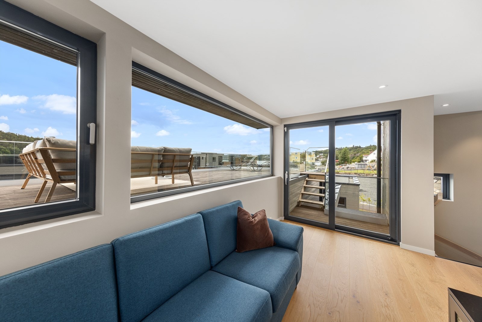 Stuen i andre etasje har utgang til stor takterrasse. Galleribilde