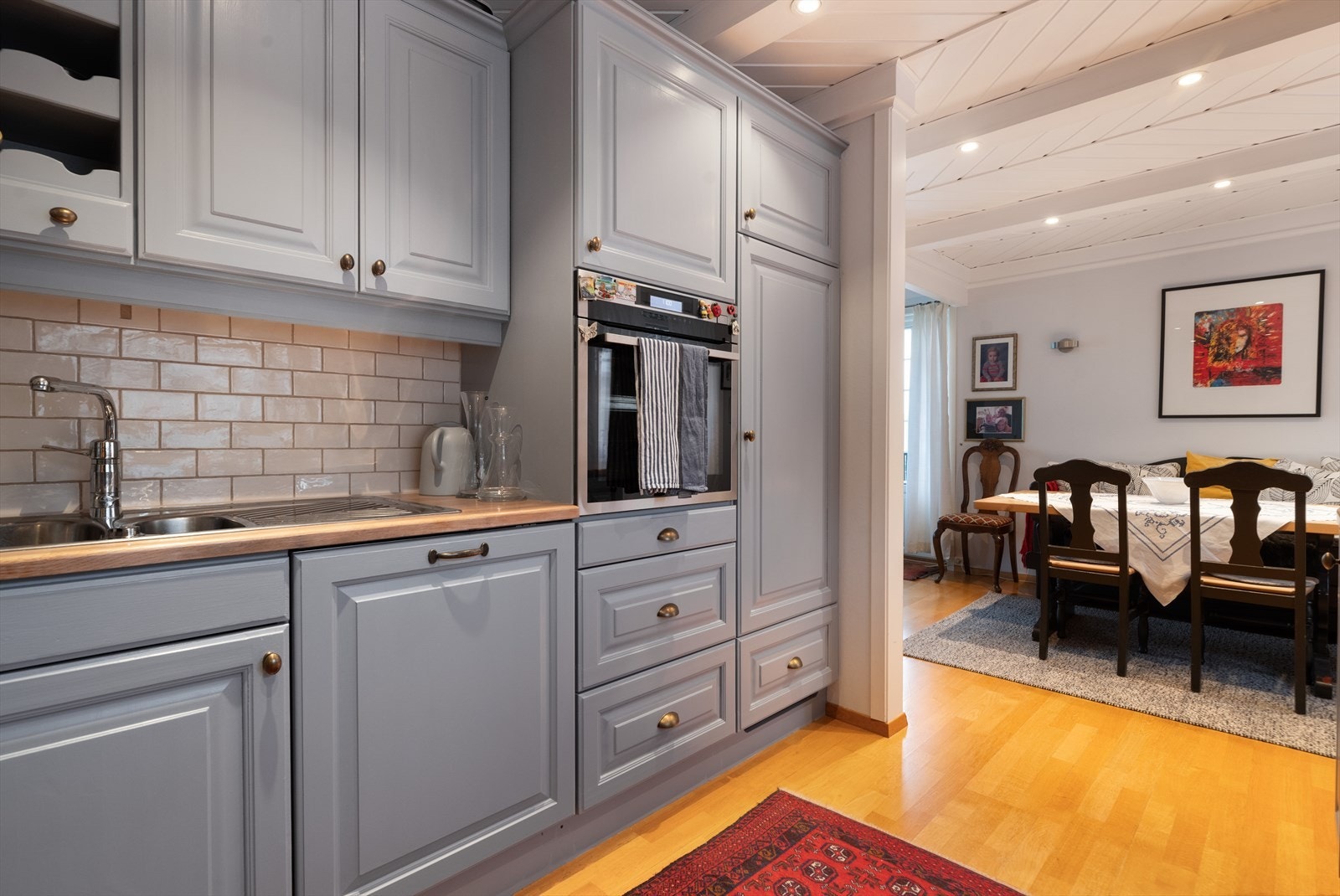 Komfyrvakt over kokesone og det er montert vannstoppsystem på kjøkken. Galleribilde