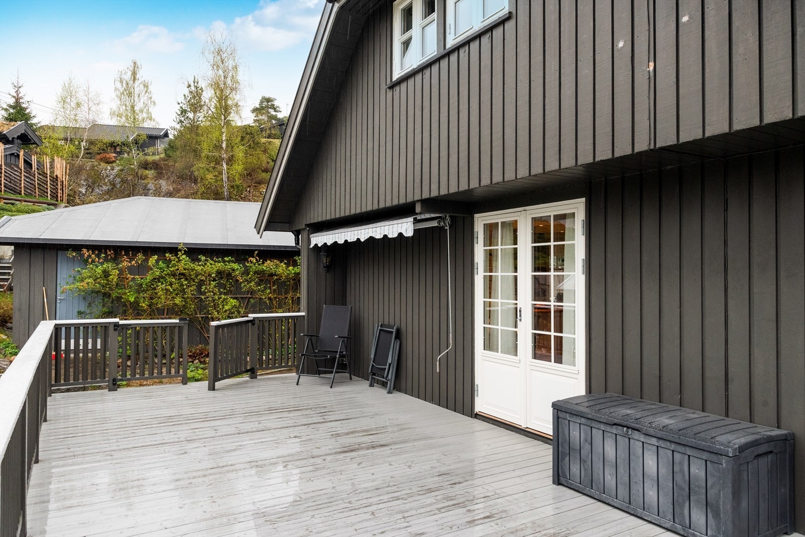 Verandaen er på ca. 39 kvm som ligger solrikt til mot vest, og stekker seg videre rundt mot sørsiden av boligen. Galleribilde