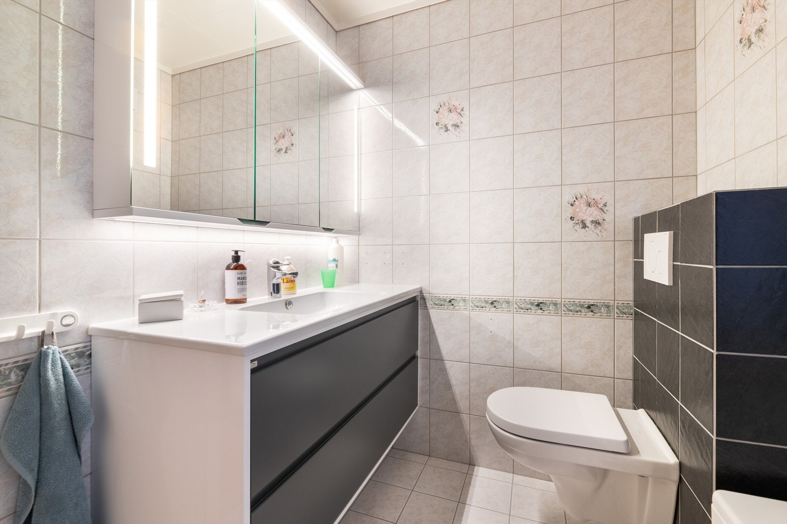 Baderomsmøblementet består av en pen, praktisk skuffeseksjon med heldekkende servantplate og romslig overskap med speilfronter og belysning. Galleribilde