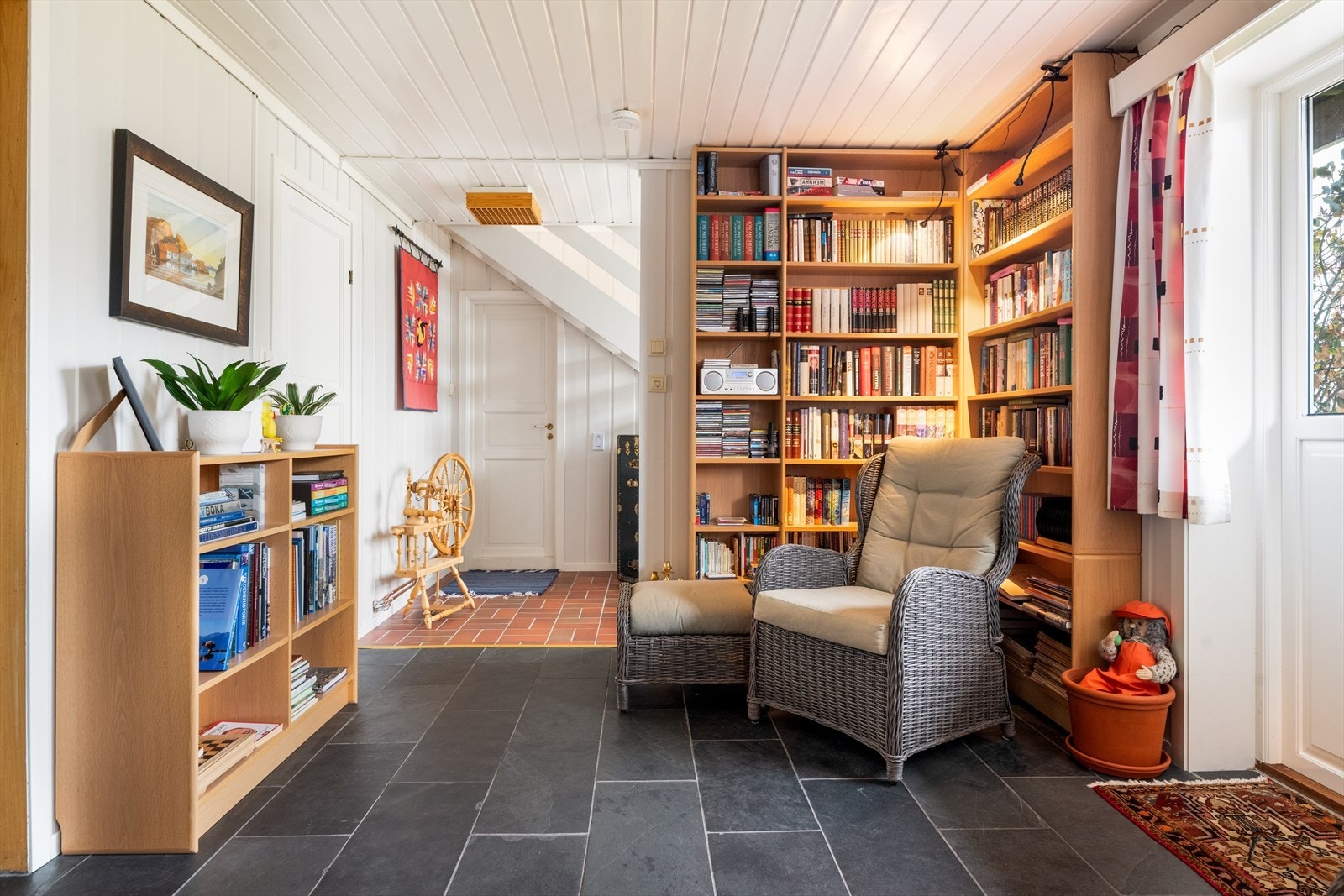 Ned i underetasjen kommer du i gangarealer hvor det er åpen tilkomst inn til kjellerstuen. Galleribilde