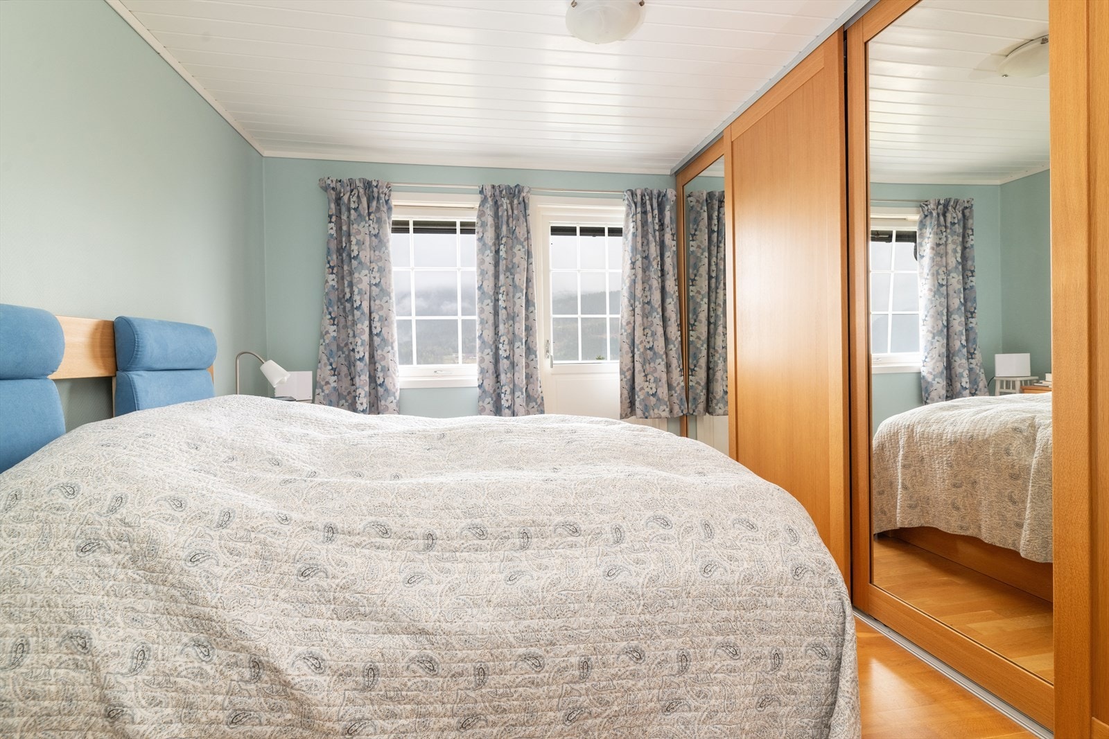 Hovedsoverommet er innredet i hovedetasjen med egen utgang ut til veranda mot sør. Galleribilde