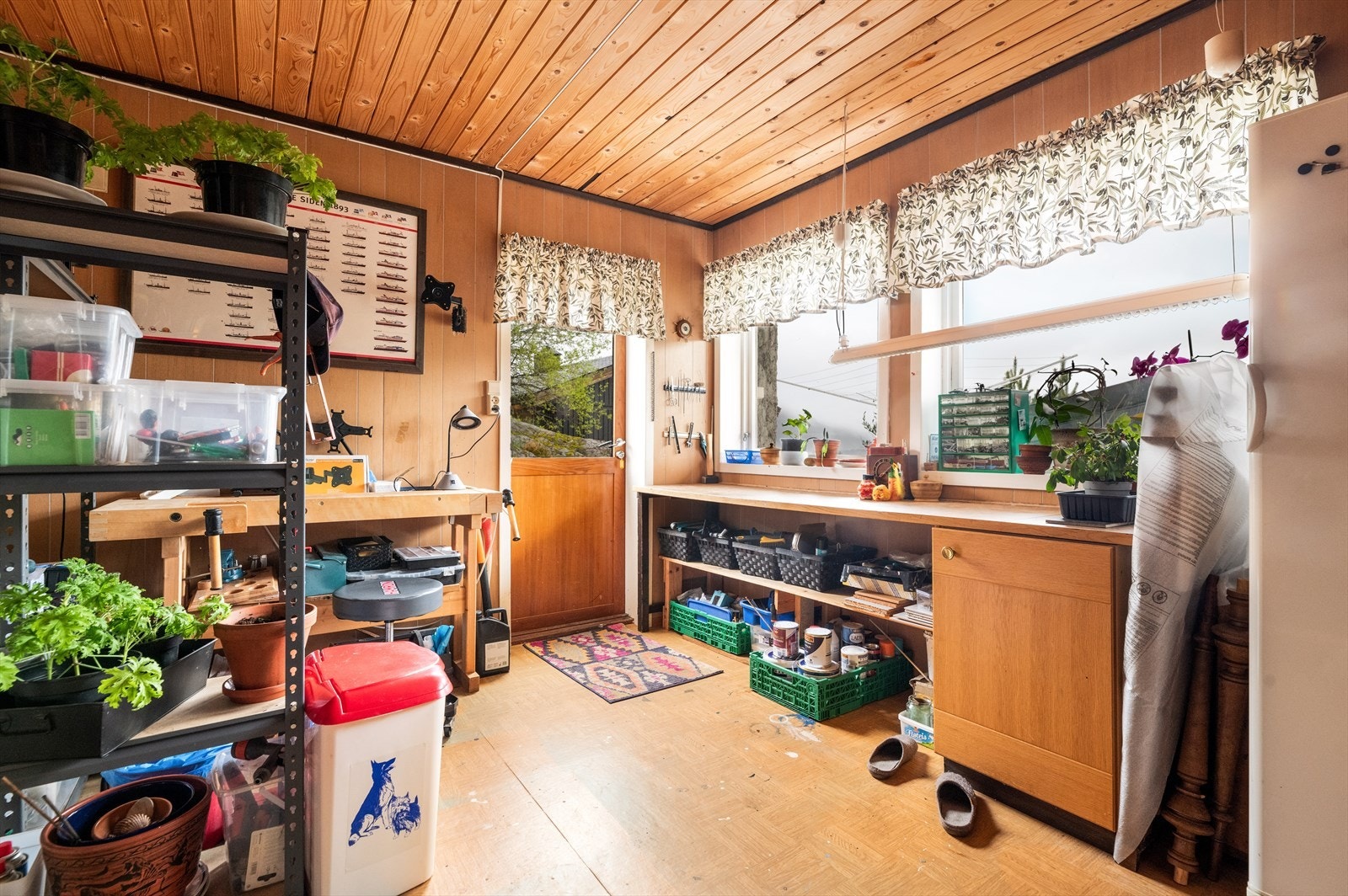 Praktisk hobbyrom i underetasjen med egen utgang ut til hagen. Rommet har gode vindusflater som gir fin belysning og har god plass til innredning etter egne ønsker og behov. Galleribilde