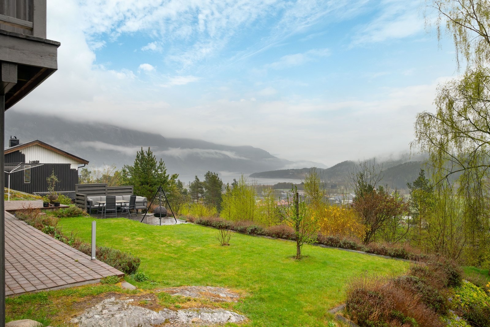 Her bor du barnevennlig og fint til i høyden med nydelig utsikt mot Seljordsvannet og fjellene som omkranser området. Galleribilde