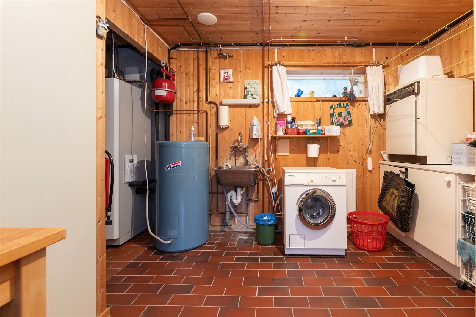 Tilliggende hobbyrommet er det et praktisk vaskerom fra byggeår hvor også en del tekniske installasjoner er plassert. Galleribilde