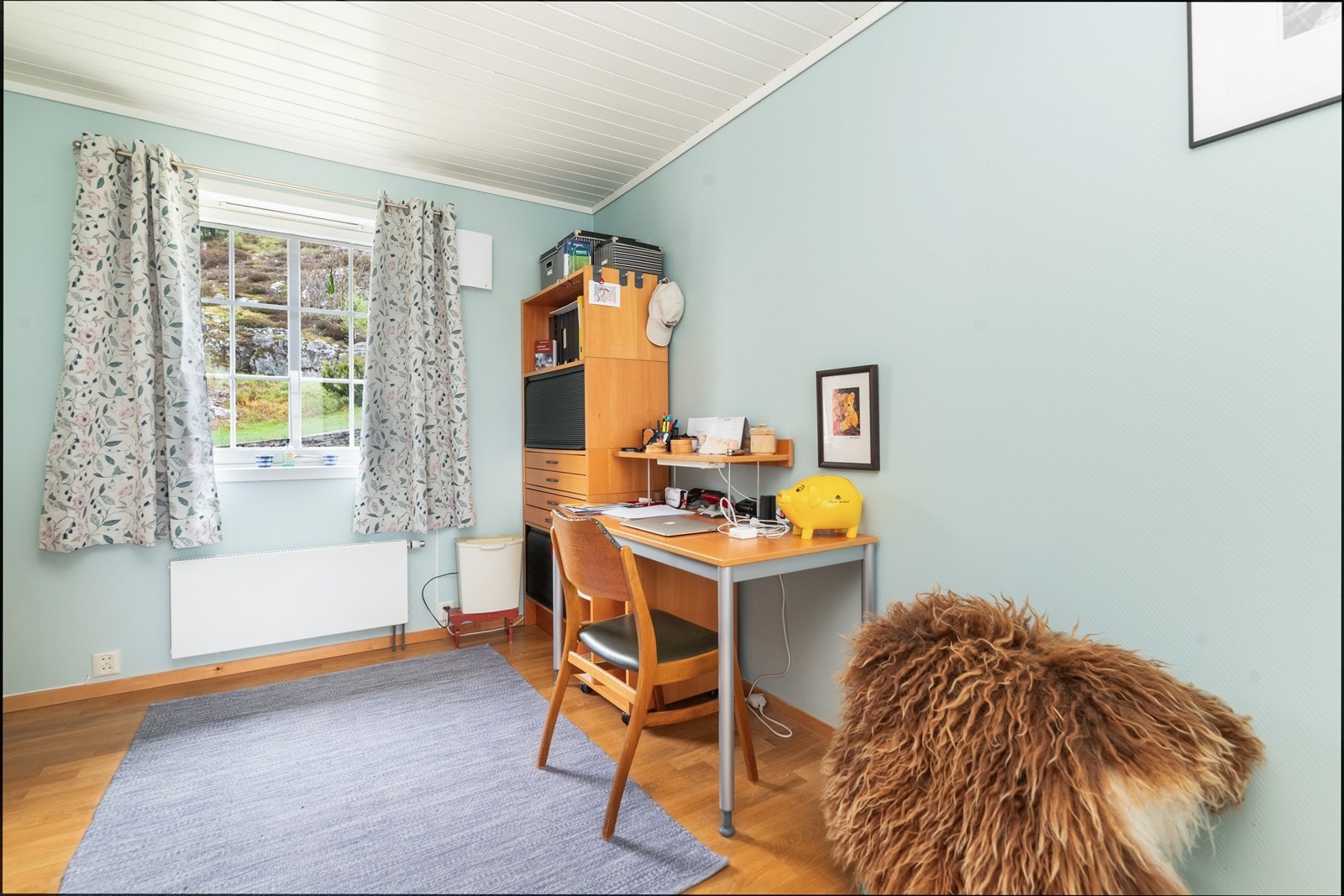 Soverommet består av en egen sone som er adskilt med skyvedører, hvor eier har innredet kontor. Galleribilde