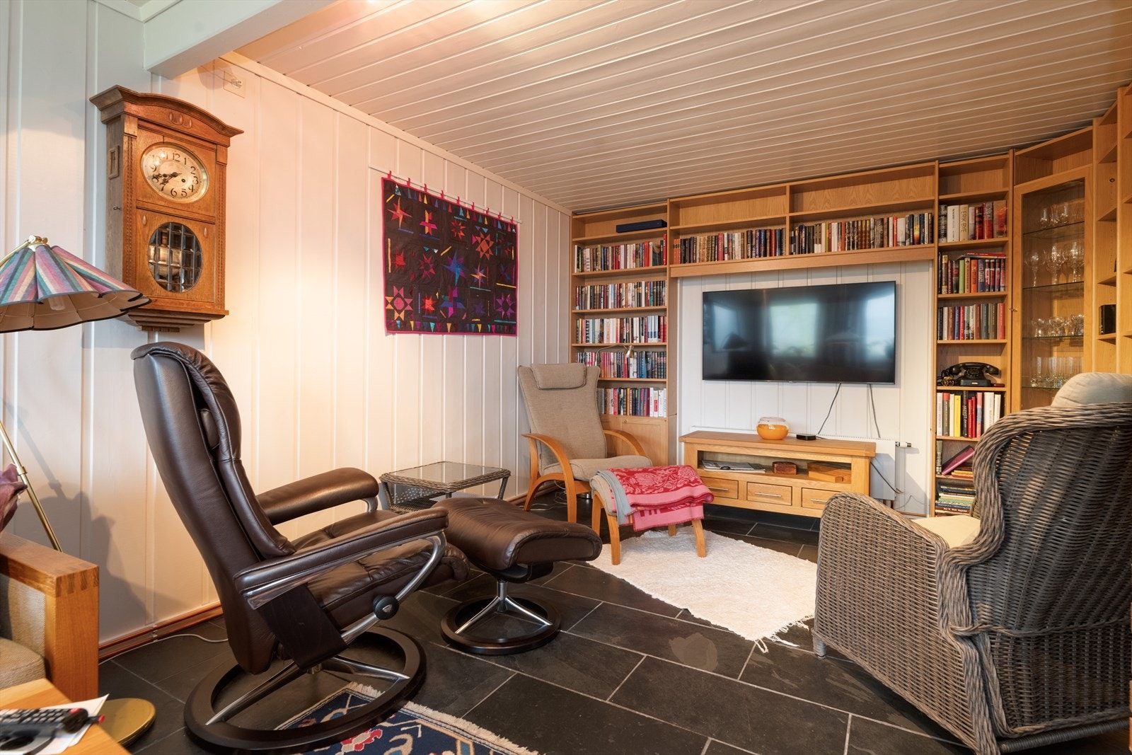 Kjellerstuen har god plass til møblering og sentralt i rommet er det en nyere peisovn, som gir god varme på kalde dager og lun stemning. Galleribilde