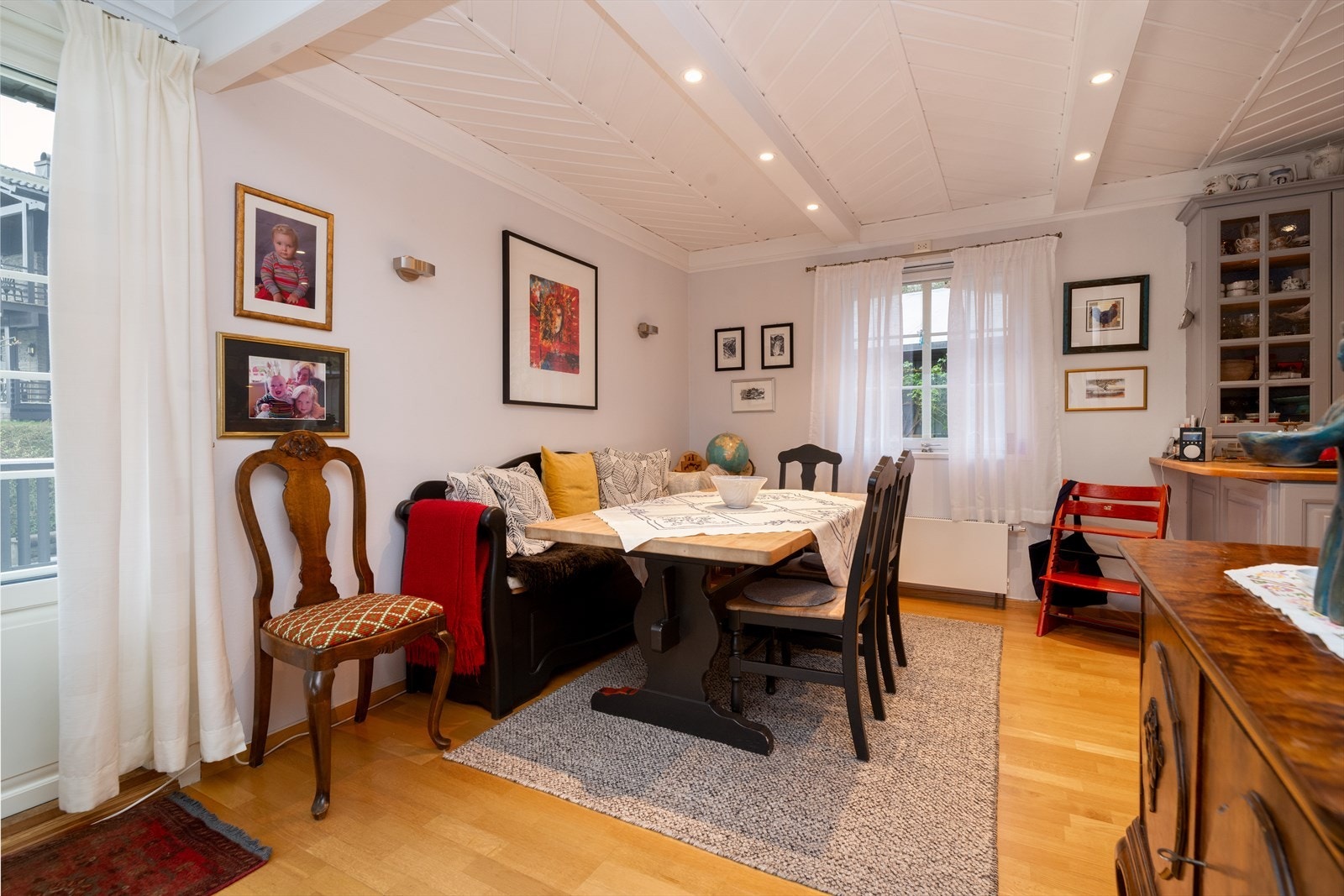 Mot vest er det tilkomst ut til den romslig verandaen. Fra stuen er det praktisk og moderne åpning mot kjøkken. Galleribilde