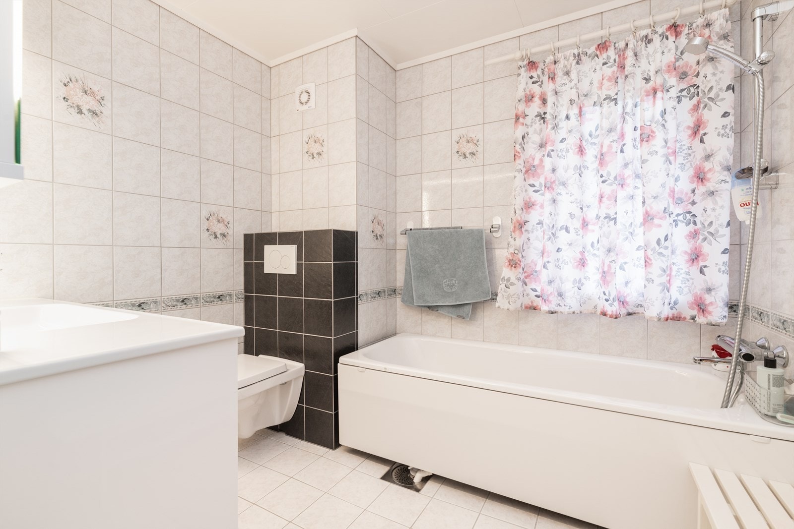 Baderommet i hovedetasjen er pusset opp i 1994, med antatt base fra byggeår. Det er i 2019 påkostet ny baderomsinnredning, nytt vegghengt toalett og nytt badekar. Galleribilde