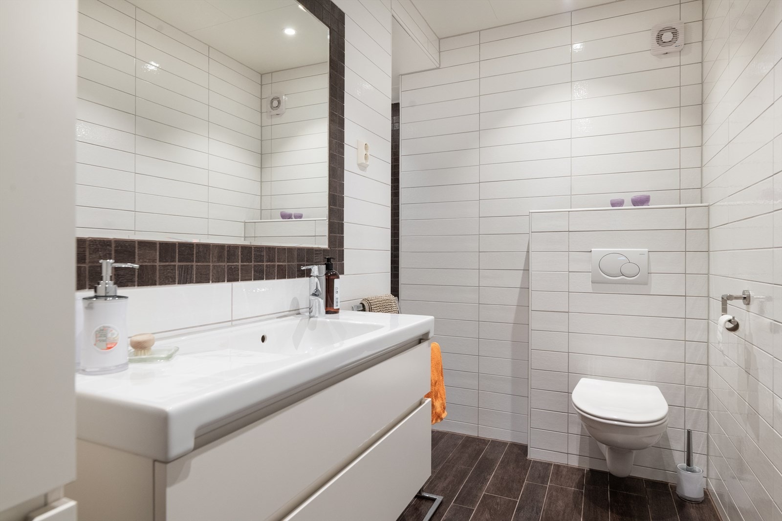 I underetasjen er det et flislagt baderom som er pusset opp i 2011. Her er det vannbåren gulvvarme for en behagelig temperatur. Galleribilde