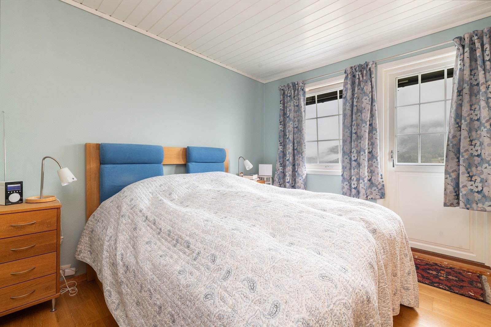 Det er fin plass til soveromsmøblement og rommet er utstyrt med en romslig skyvedørsgarderobe. Galleribilde