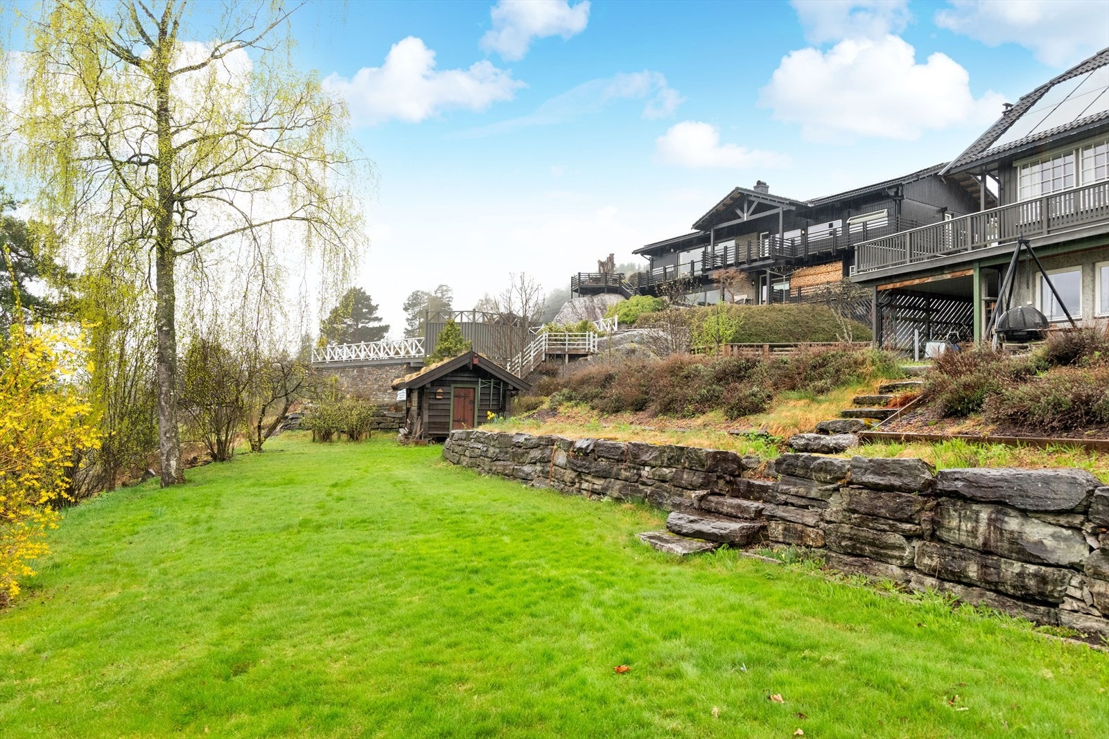 Fra boligen er det kort vei til lekeplass, skoler og barnehager. Kun ca. 5 minutter (2 km) kjørevei til Telesenteret og sentrum. Senteret har et godt utvalg av butikker. I tillegg er det flere hyggelige nisjebutikker og serveringssteder i gatene rundt. Galleribilde