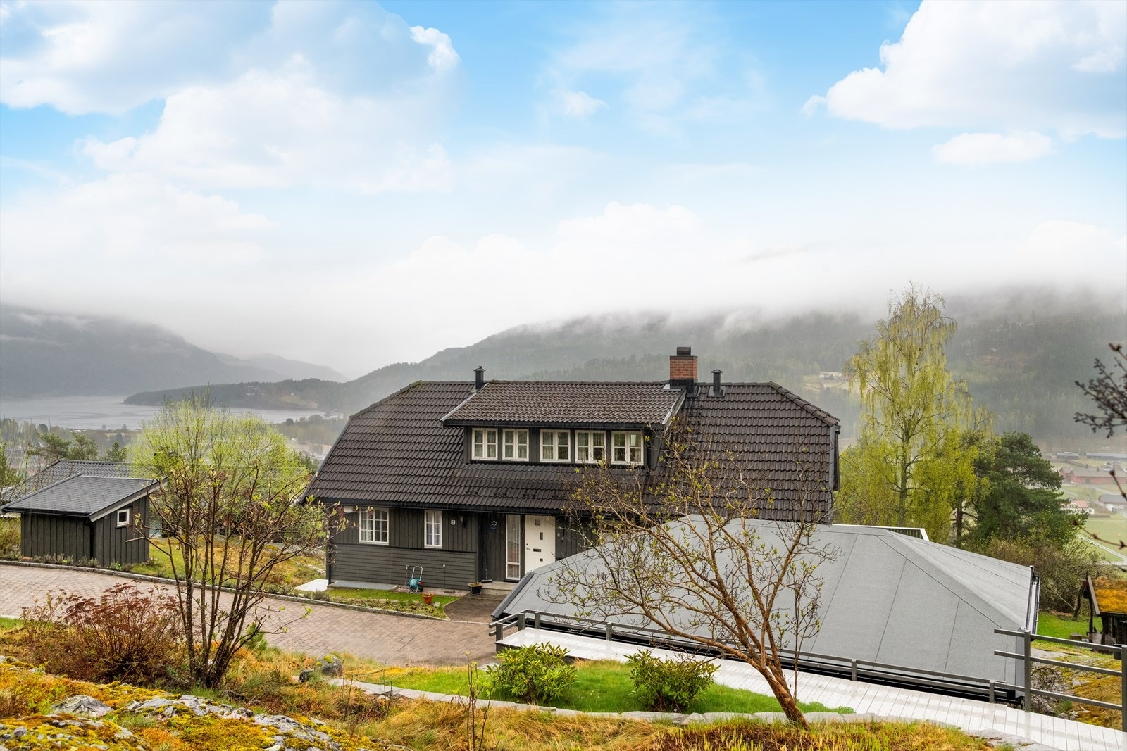 EiendomsMegler 1 v/Bård Betten-Øyane presenterer Ufsin 3!
Svært romslig og innholdsrik bolig med familievennlige planløsninger over tre plan. Galleribilde