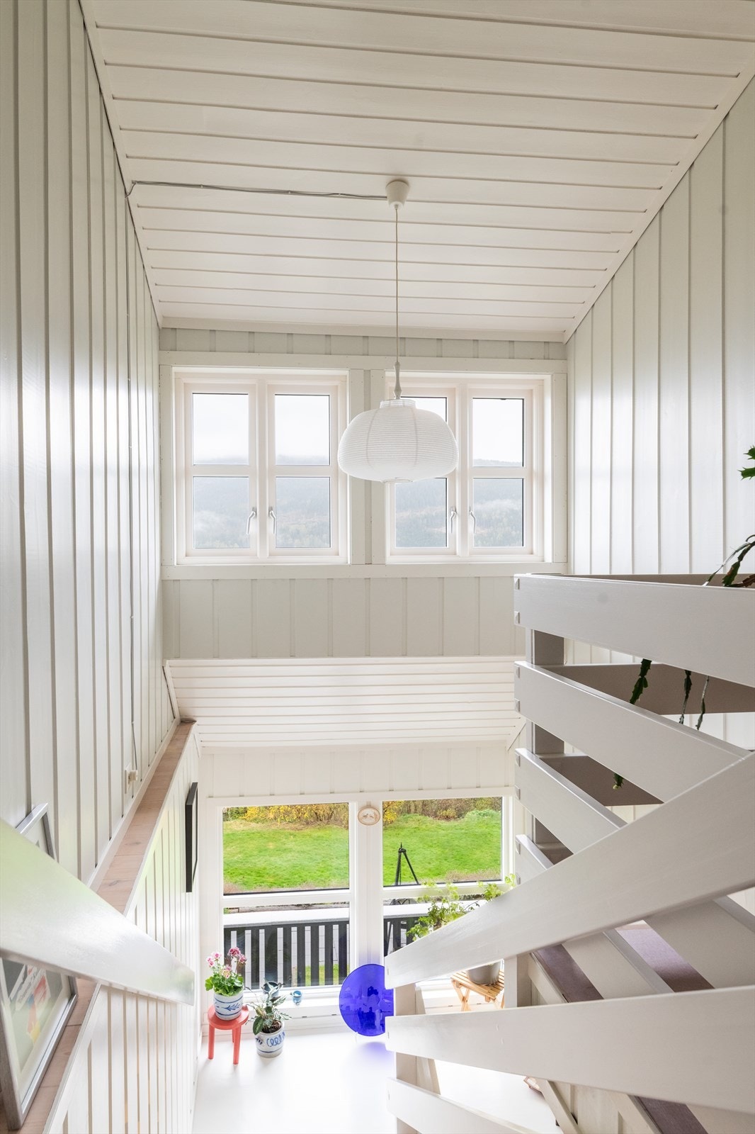 Mellom etasjene finner du pene trappeganger med en tretrapp med åpne trinn fra byggeåret. Merk deg det flotte lysinnslippet! Galleribilde