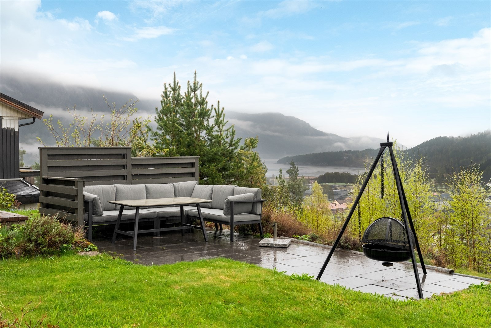 Foran underetasje mot sør er det romslige utearealer som er lagt med belegningsstein. Her er det fine møbleringsmuligheter med plass for flere utesoner, og det er videre tilkomst til en platting i hagen hvor det er satt opp levegger mot øst. Galleribilde