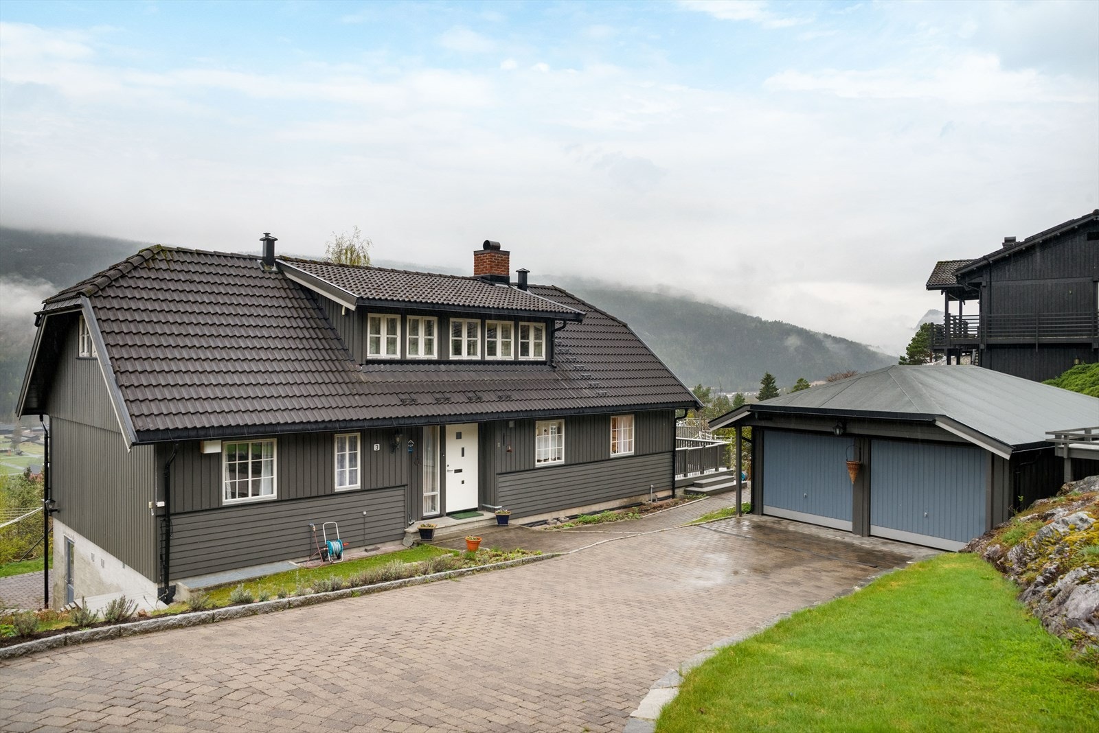 Eiendommen har en stor og solfylt fjelltomt på ca. 1 545 kvm i relativt skrånende terreng, hvor det er pent opparbeidet i flere nivåer med barnevennlige og solrike utearealer. Galleribilde