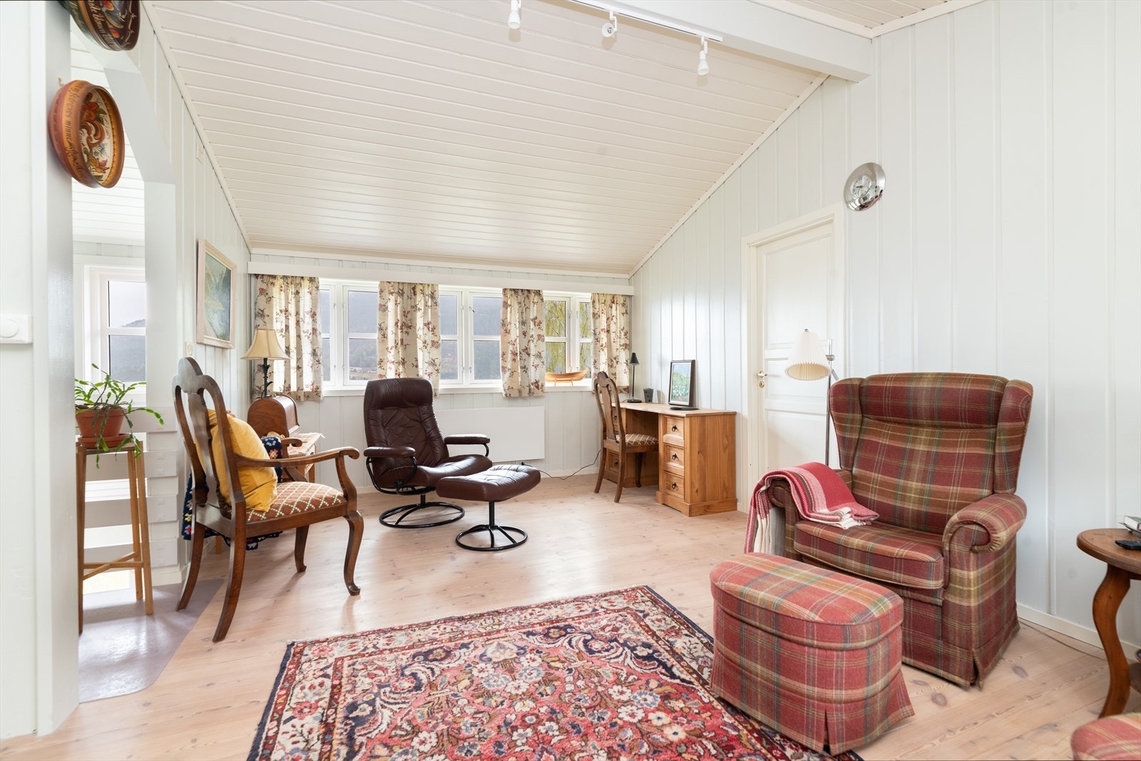 Koselig loftstue med vindusflater både mot nord og sør, som gir fint gjennomlys. Galleribilde