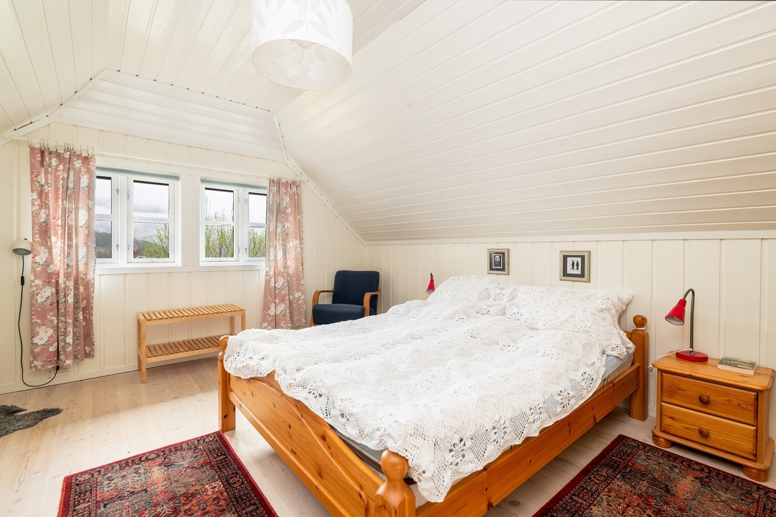 I loftetasjen er det også to romslige soverom, et henholdsvis beliggende mot vest og et mot øst. Galleribilde