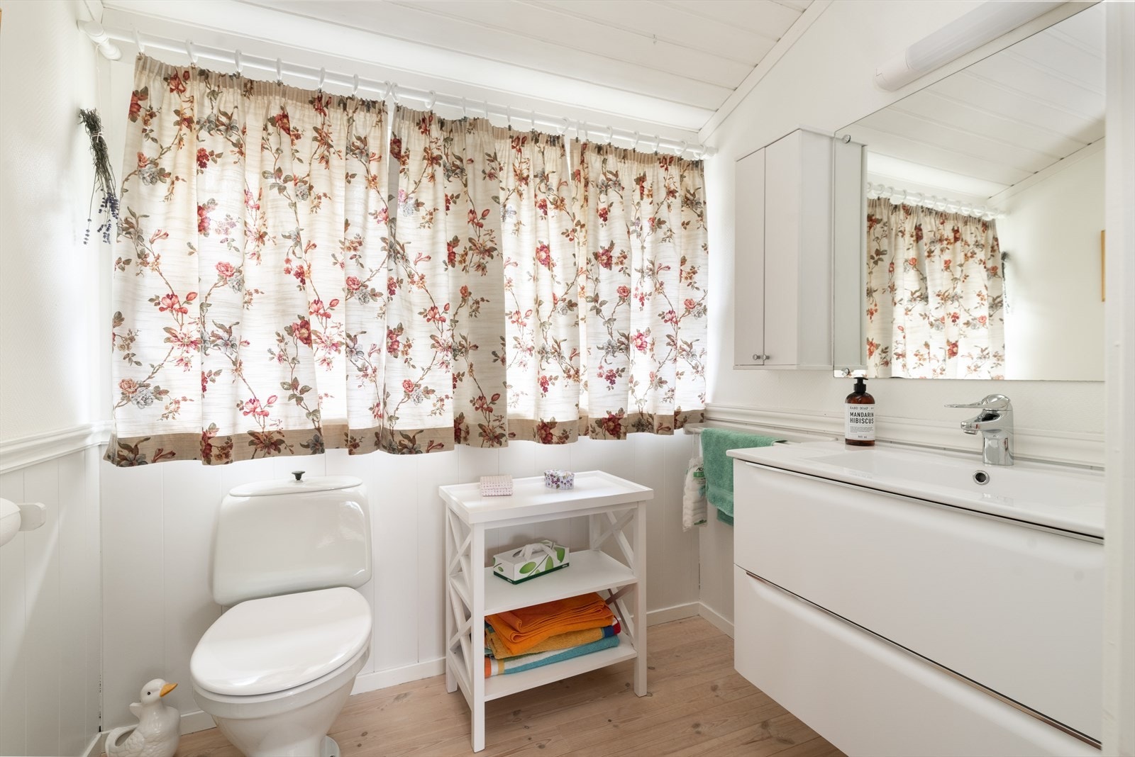 I loftetasjen er det også et praktisk toalettrom hvor det er innsatt et nyere baderomsmøblement med dype underskuffer og heldekkende servantplate. Stor speilflate, belysning og et overskap over vask. Gulvmontert toalett. Galleribilde