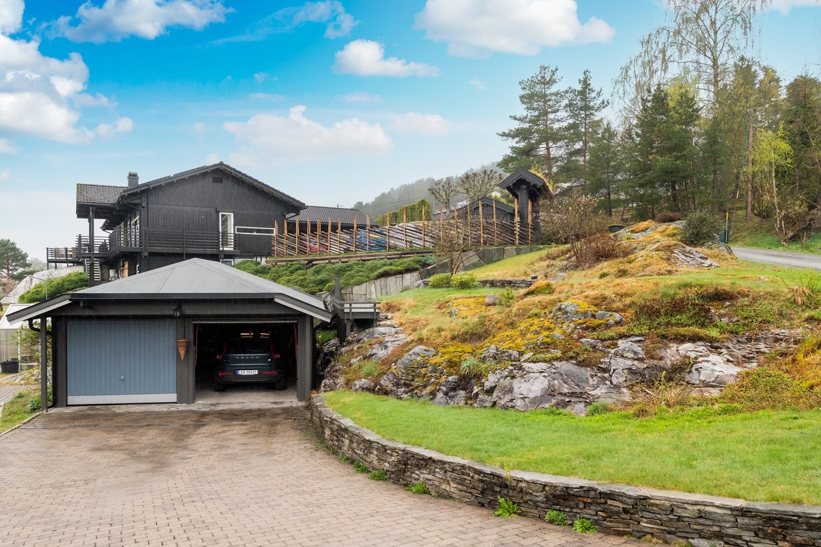 Dobbel garasje oppført i ca. 1982 på ca. 37 kvm med to vippeporter. Det er montert el-bil lader i garasje i 2018. Galleribilde