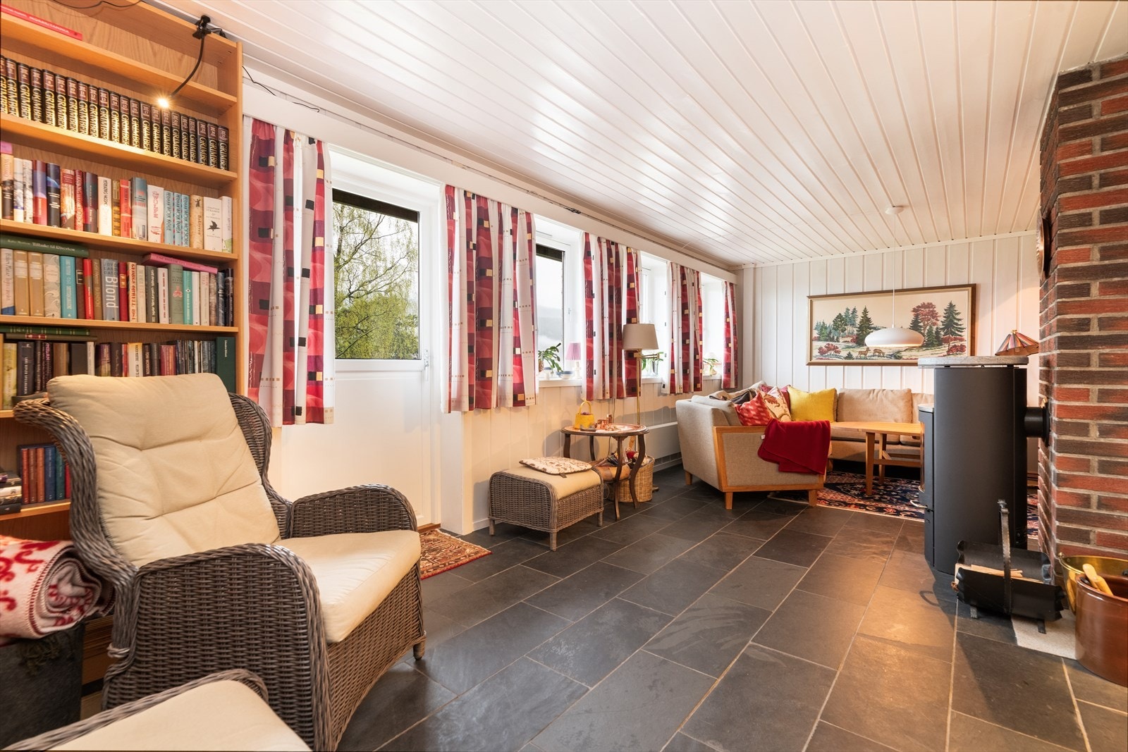 Fra kjellerstuen er det utgang til de fine utearealene mot sør på eiendommen. Galleribilde