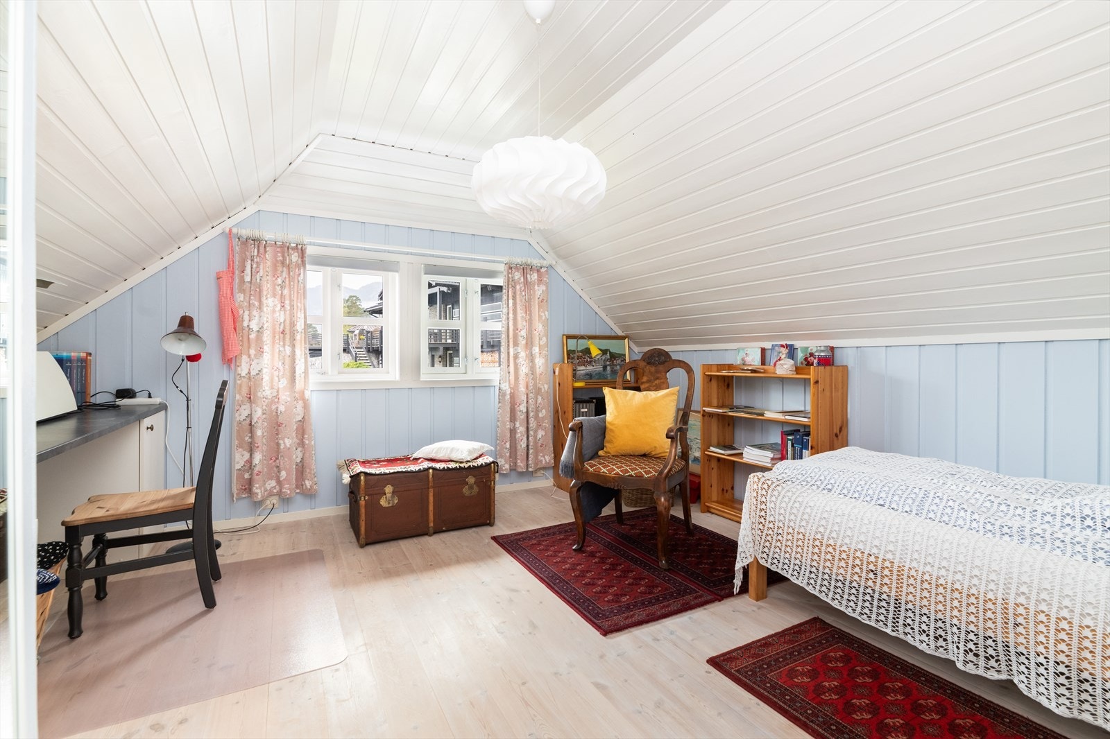 Begge rommene har svært god plass og er innredet med skyvedørsgarderober. Galleribilde