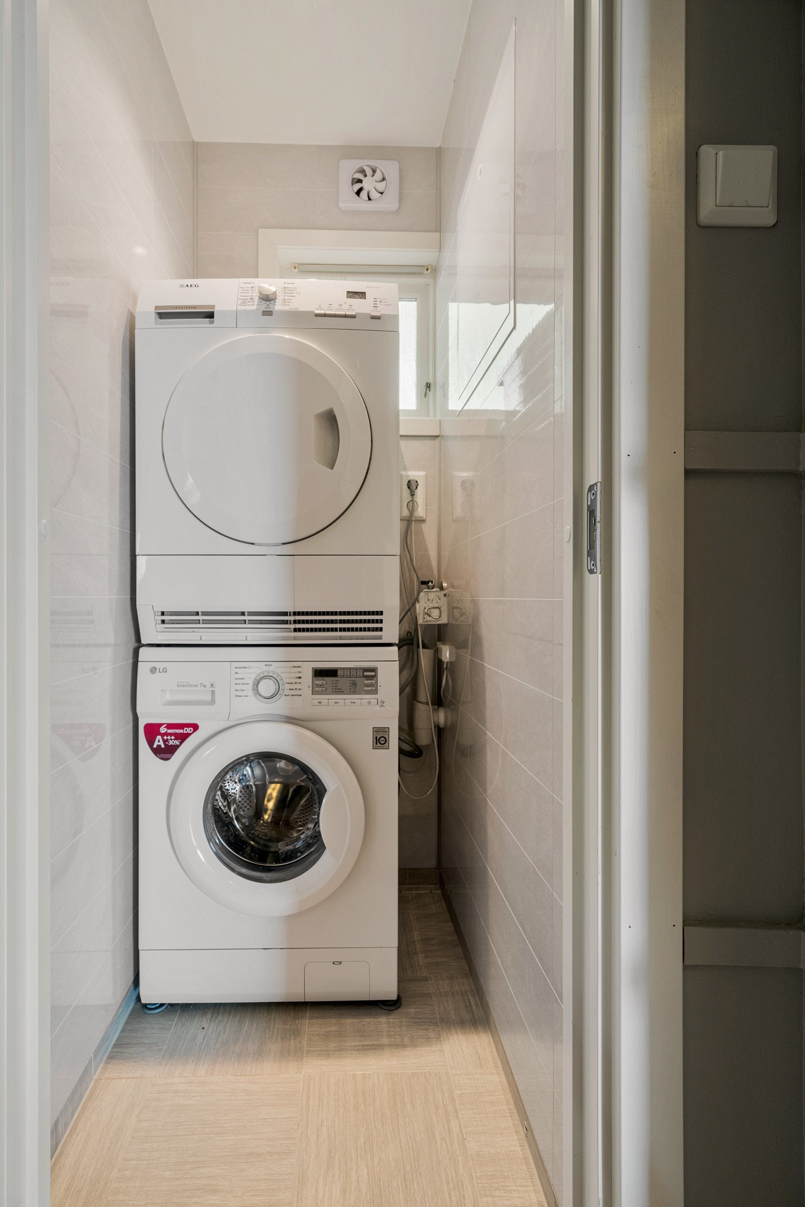 Praktisk med egen bod i leiligheten. Boden har opplegg for vaskemaskin og tørketrommel, men er ikke godkjent som vaskerom. Galleribilde