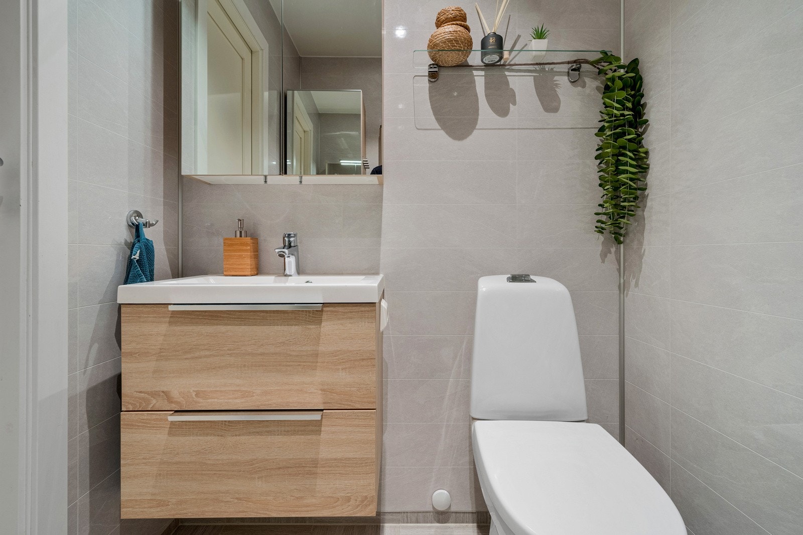 Badet er utstyrt med varmekabler i gulv og LED downlights i himling Galleribilde