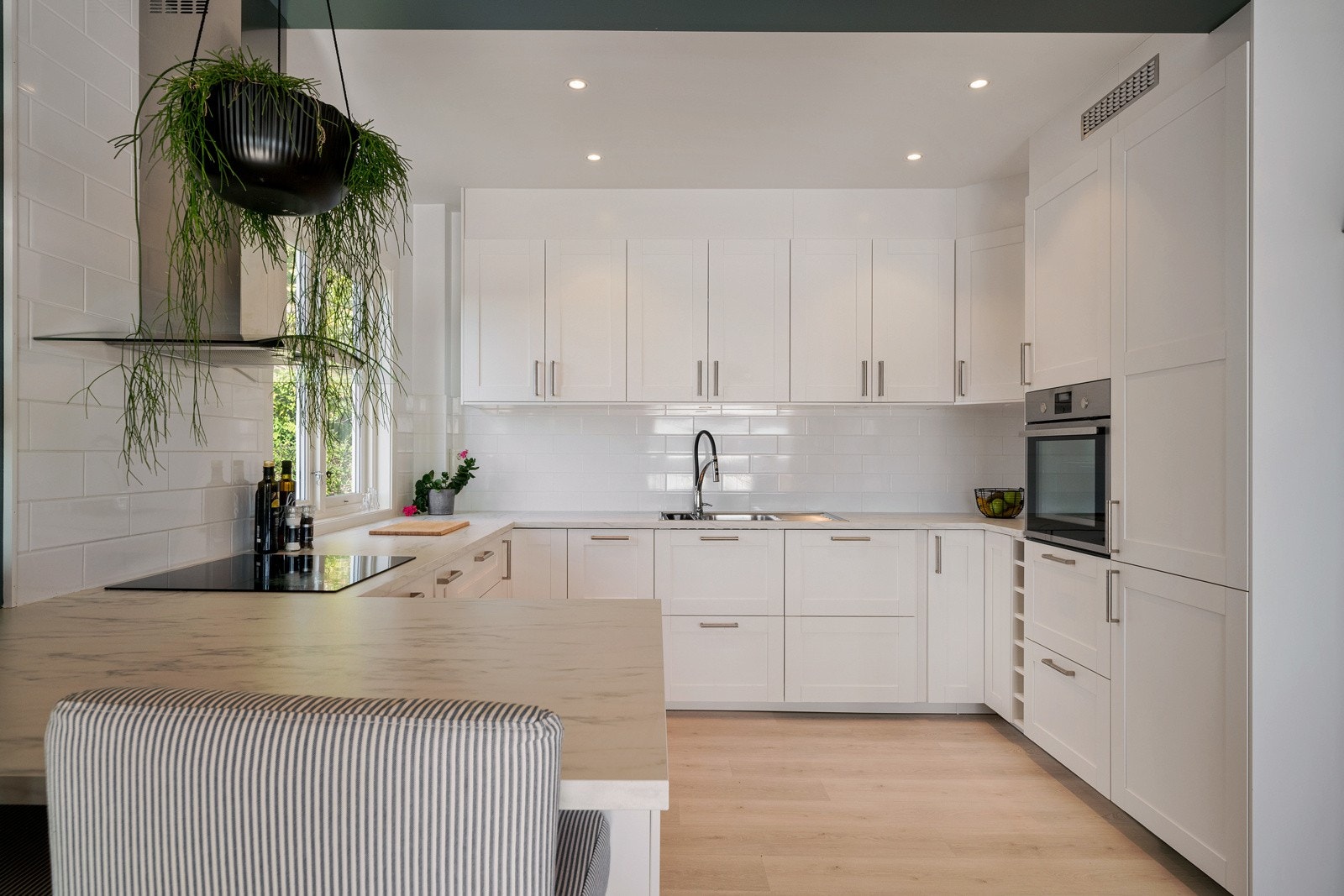 Det er avtrekk fra kjøkkenventilator med utkast gjennom vegg og "rør i rør" Galleribilde