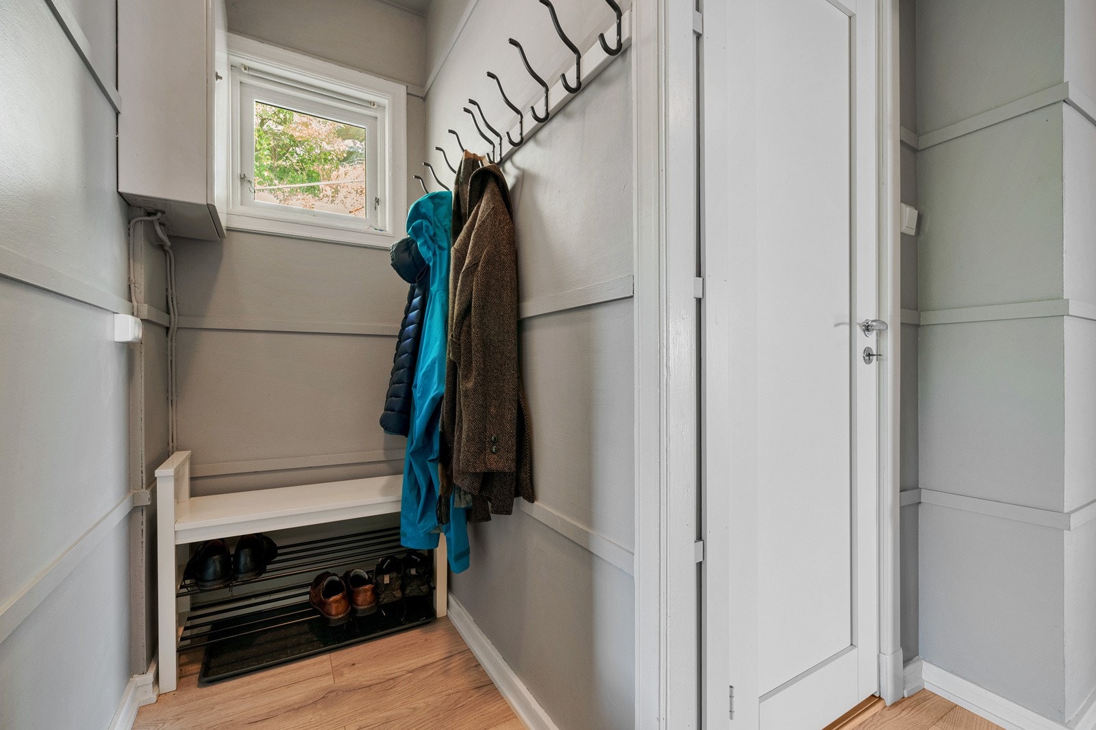Her er det plass til å henge fra deg jakker og sette fra deg sko Galleribilde