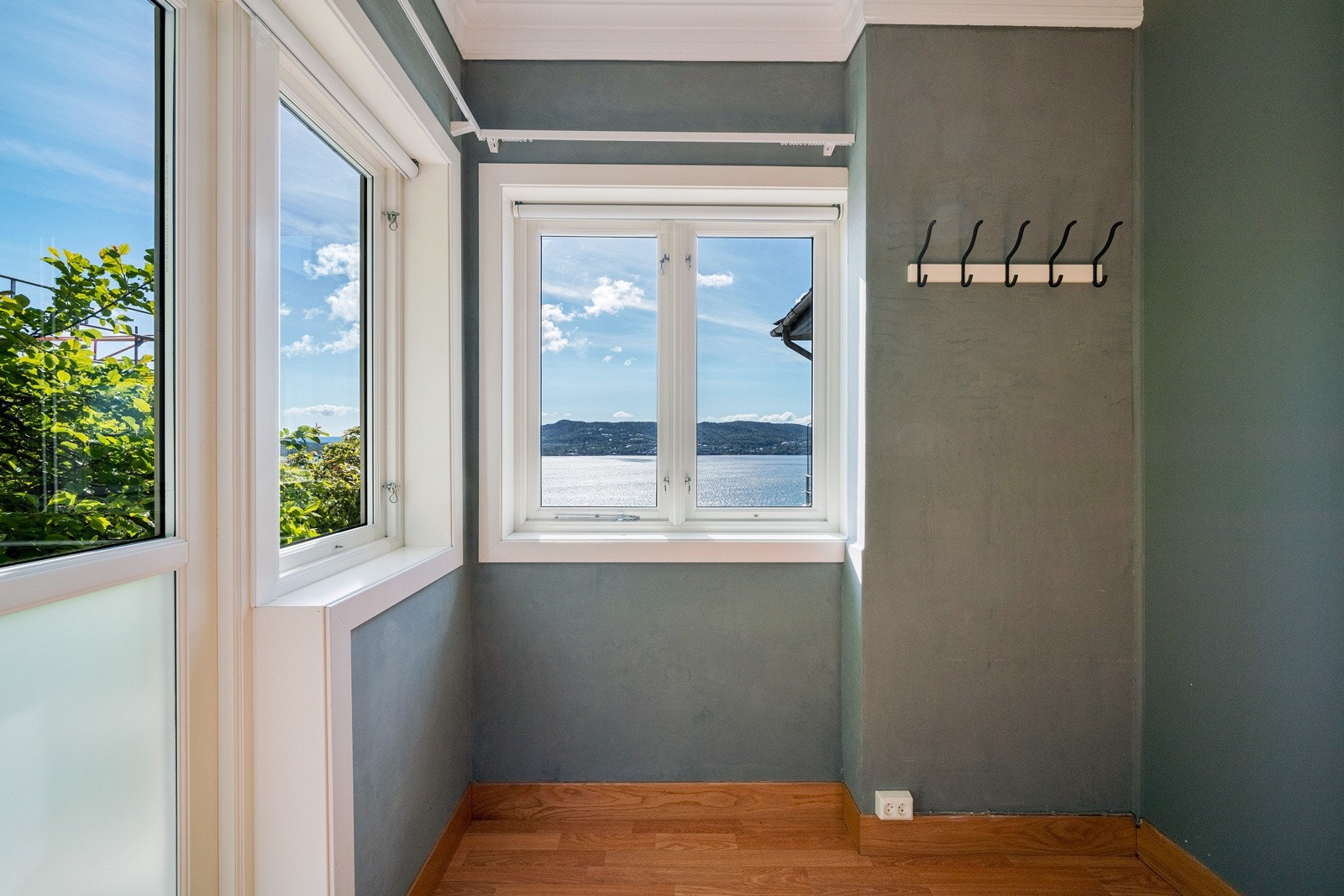 Her kan du nyte godt med lysinnslipp, og utgang til baksiden Galleribilde