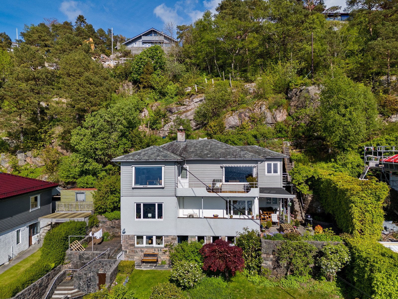 Boligen ligger høyt og fritt til med panoramautsikt over Byfjorden Galleribilde