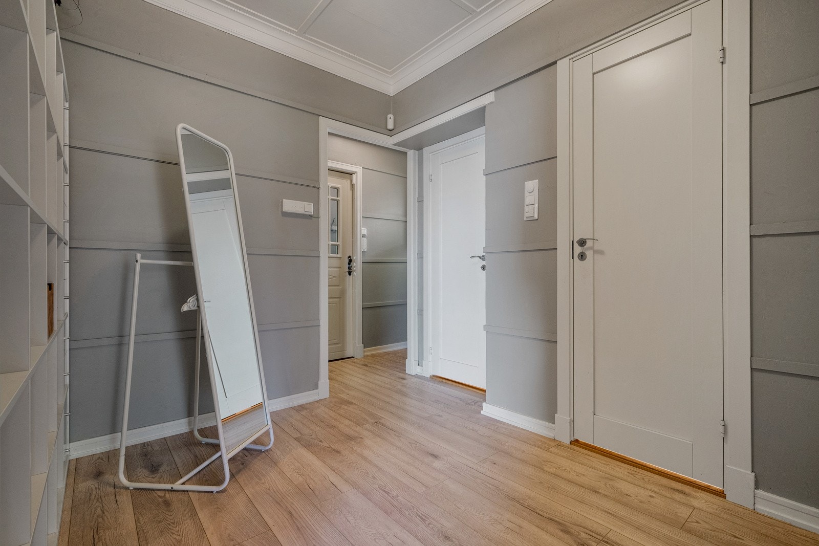 Det første som møter deg i boligen er en stor entre/gang Galleribilde