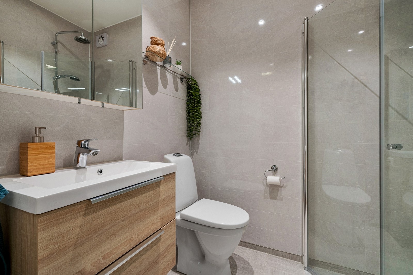 Boligens bad er pusset opp i 2016 med tidsriktige løsninger og fargevalg Galleribilde