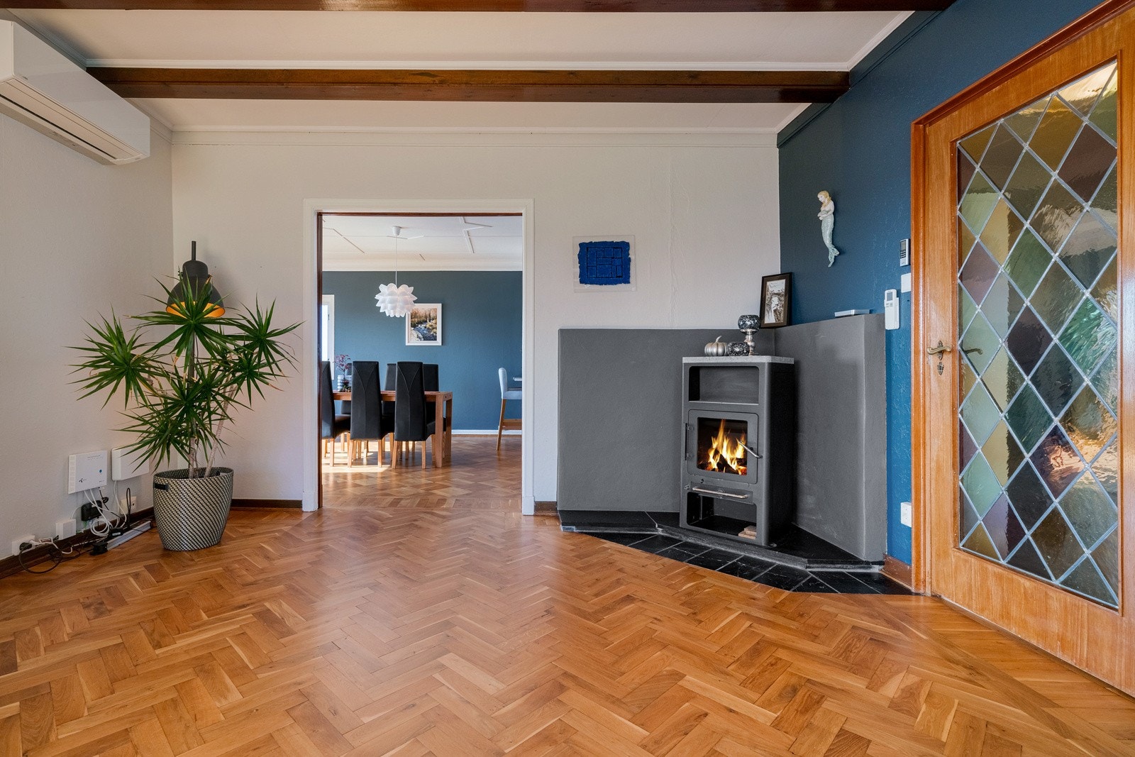 Med peisovn og varmepumpe beholder du et behagelig inneklima hele året Galleribilde