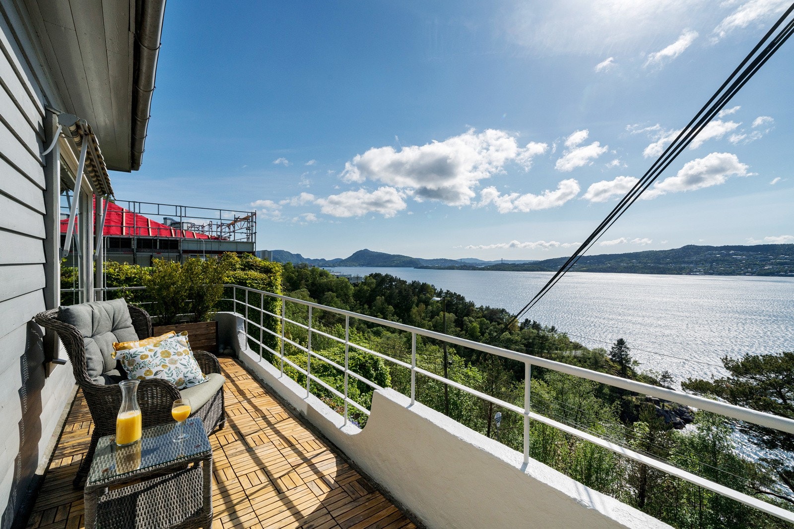 Fra spisestuen er det utgang til solrik altan på 10 kvm Galleribilde