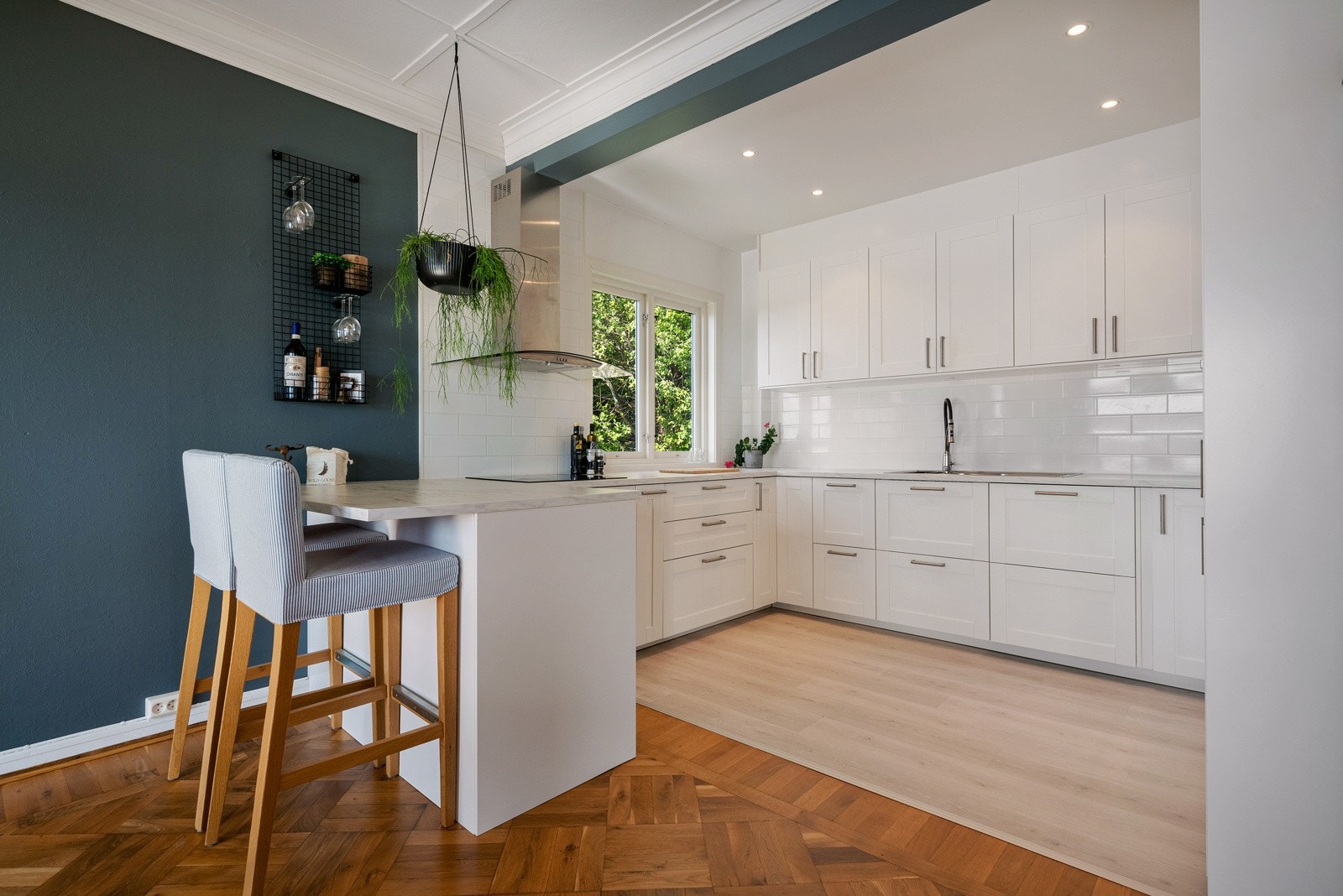 Kjøkkenet er åpent mot spisestuen og er elegant pusset opp i 2016 Galleribilde