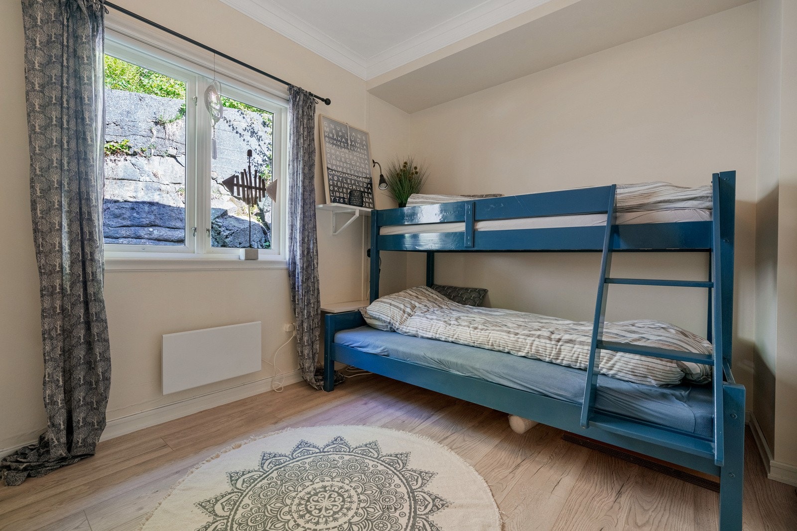 Boligens andre soverom er også av god størrelse Galleribilde