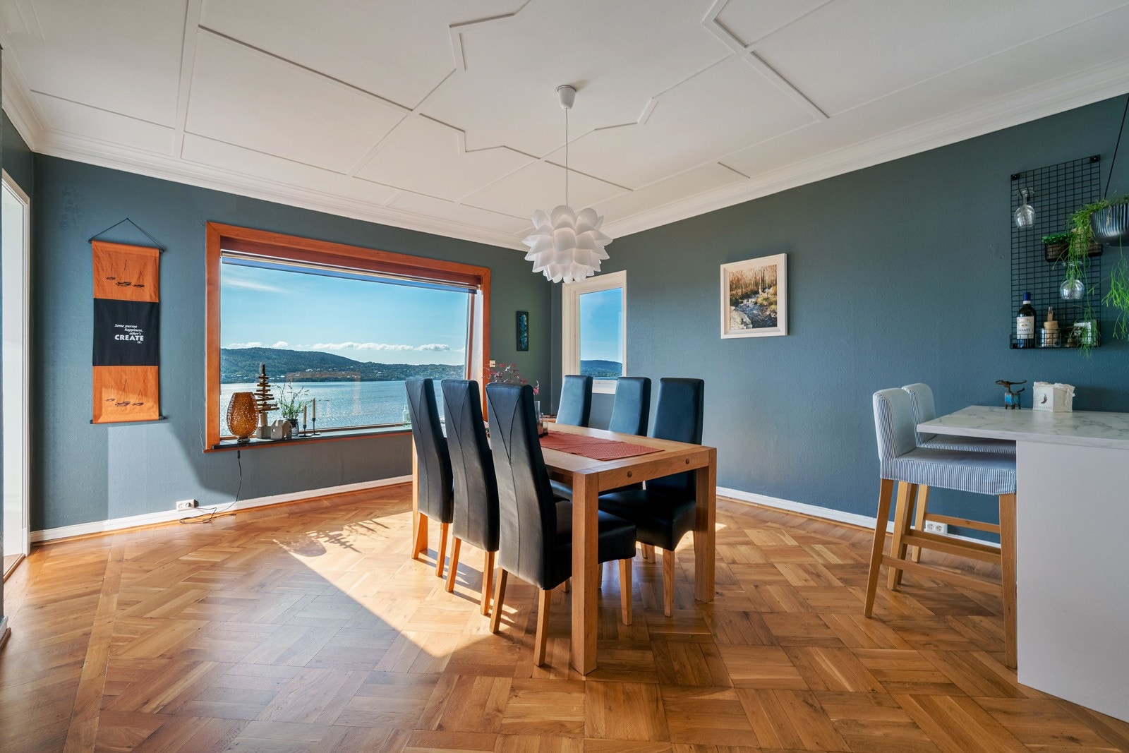 Mellom stue og spisestue er det praktisk nok mulig å lukke de flotte teakskyvedørene eller å ha det åpent Galleribilde