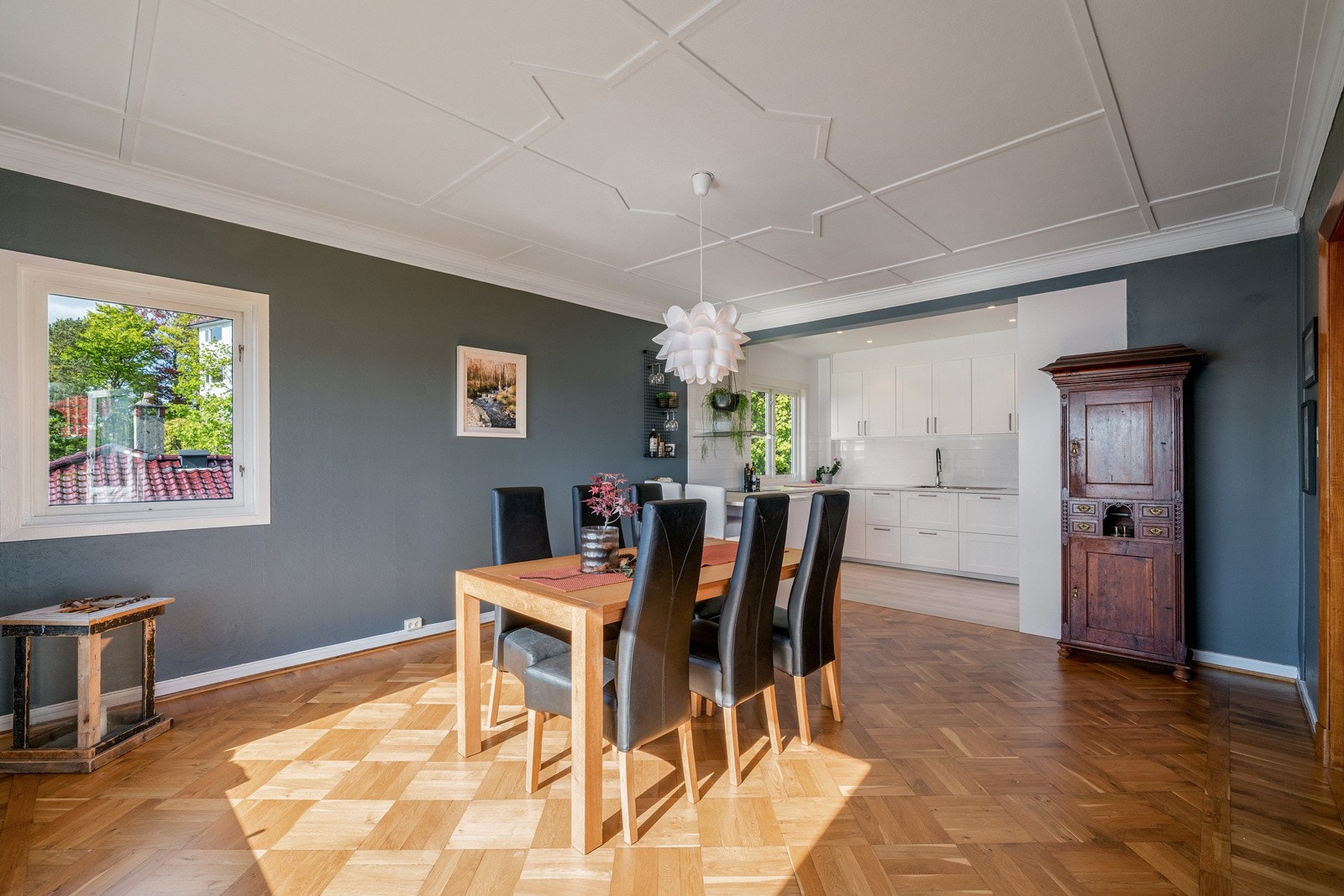 Fra stuen kommer man inn i spisestuen Galleribilde