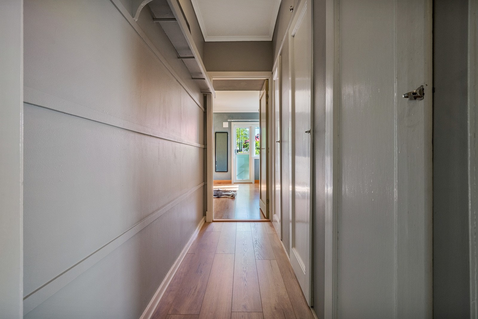 Godt med oppbevaring i gangen mot hovedsoverommet Galleribilde