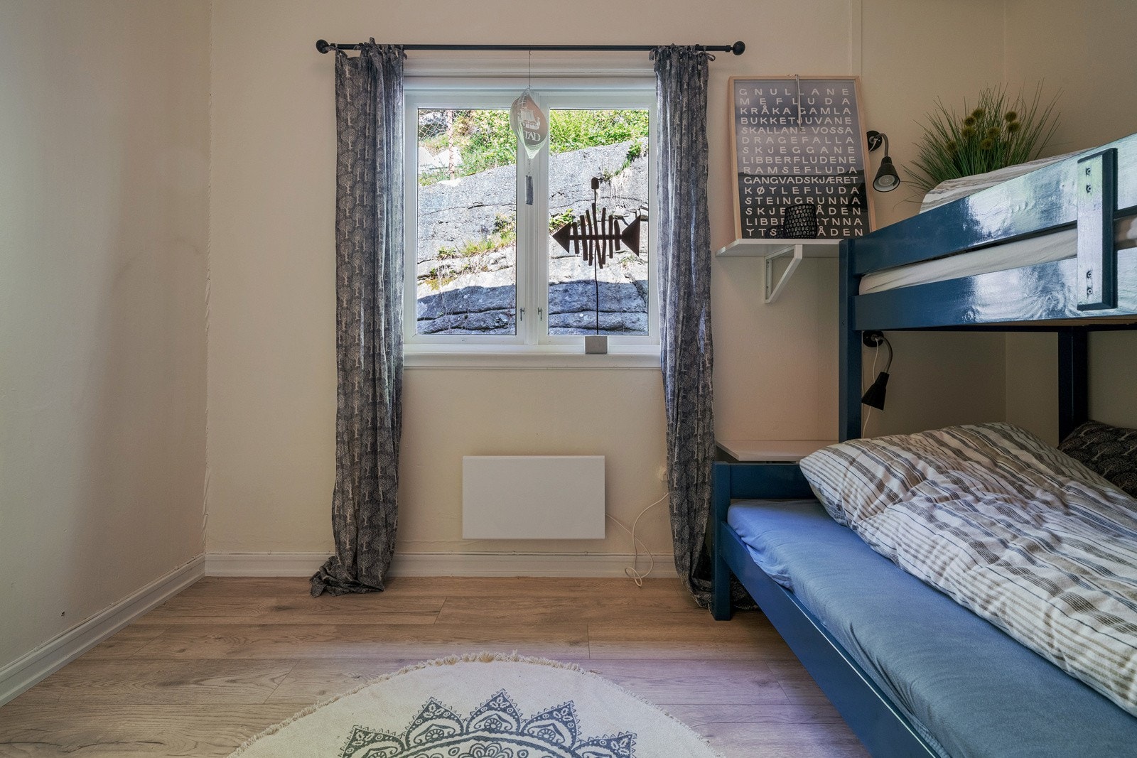 Rommet kan innredes med stor seng og standard soverommsinnredning Galleribilde