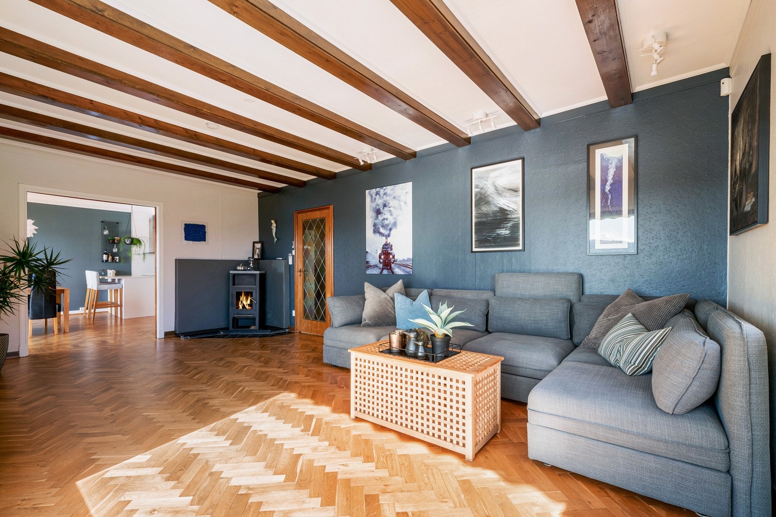 De store vindusflatene kombinert med lyse overflater og ekstra god takhøyde bidrar til et lyst og luftig rom Galleribilde