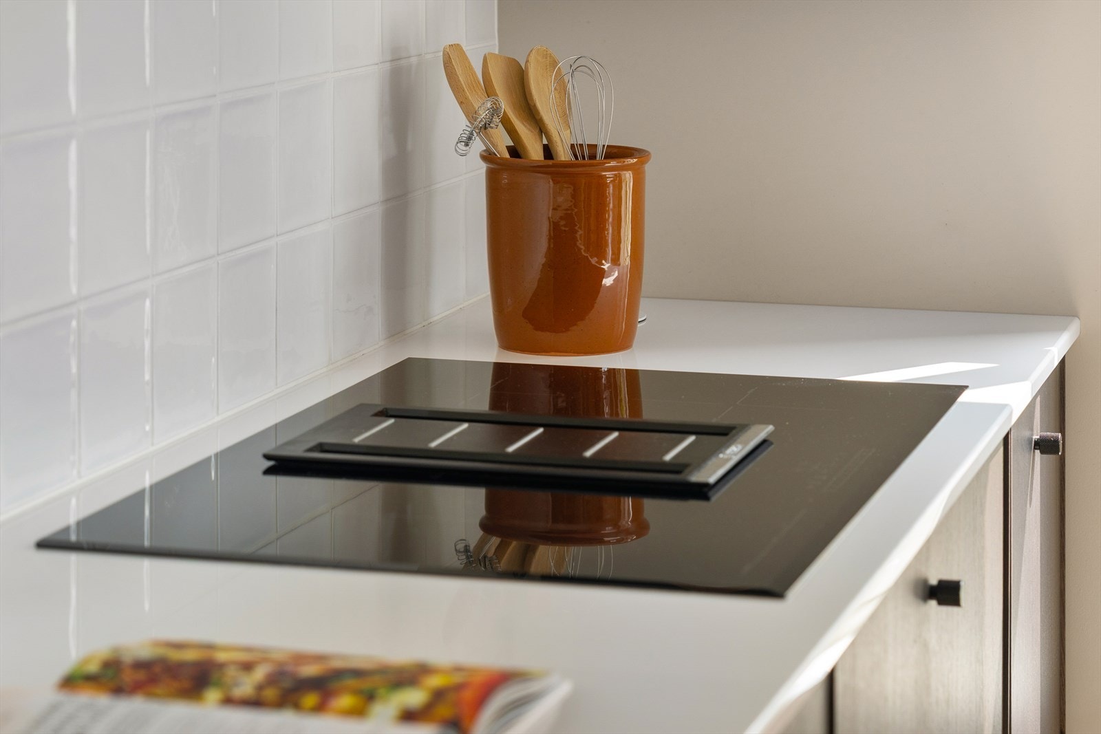 Kjøkkenet har integrerte hvitevarer med platetopp med ventilator fra Bosch Galleribilde