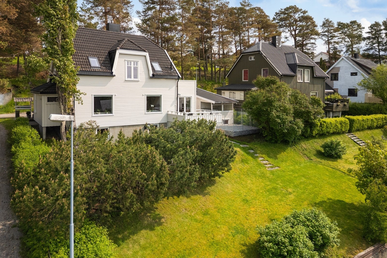 Grønn og frodig hage med mye fin beplantning Galleribilde