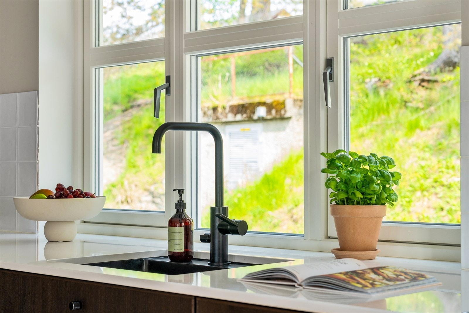 Kjøkkenvindu som slipper dagslyset inn på kjøkkenet Galleribilde