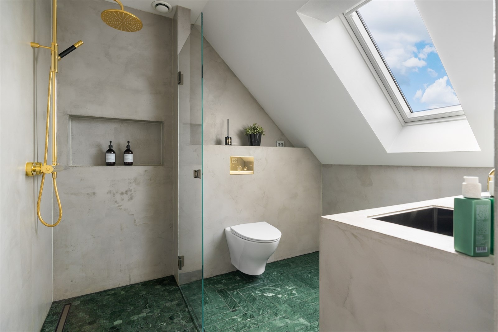 I 2. etasje finner man boligens hovedbad - med dusjarmatur og servant fra Tapwell Galleribilde