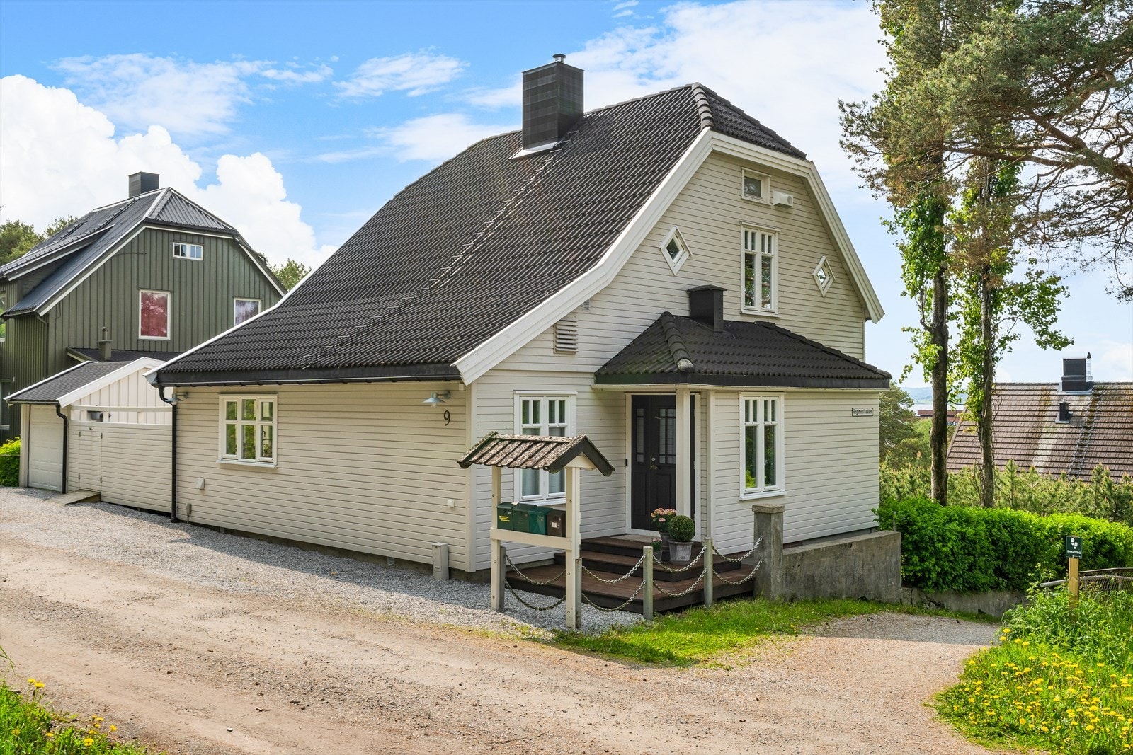 Fra boligen vil man ha gangavstand til sentrum, samt skole og barnehage Galleribilde
