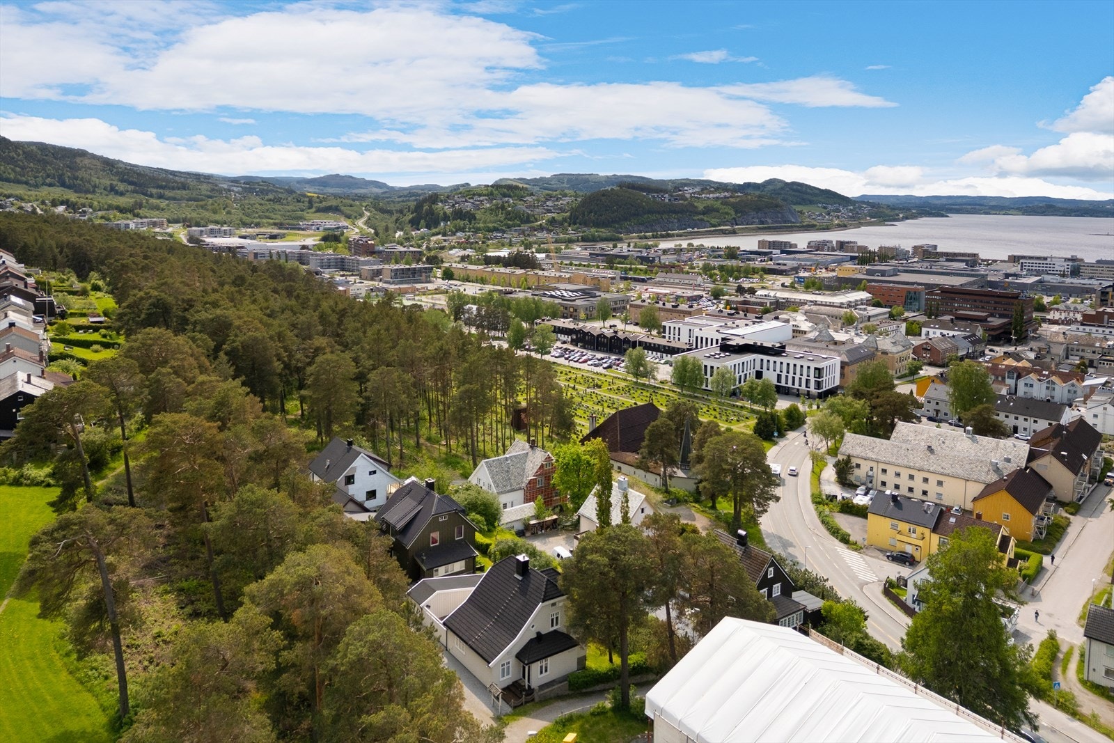 Eiendommen ligger i gangavstand til sentrum og alt av servicefunksjoner Galleribilde